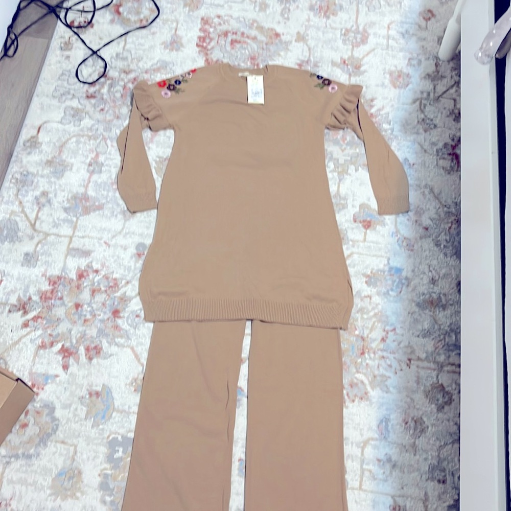 Beautiful set for women,new with tag,top is longer. - Picture 1 of 1